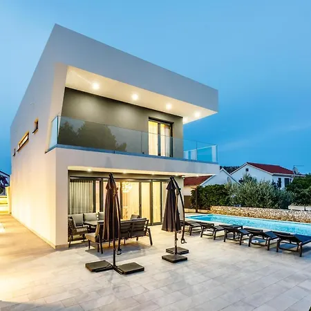 Skyline- Near And Center With Heated Pool 빌라 *