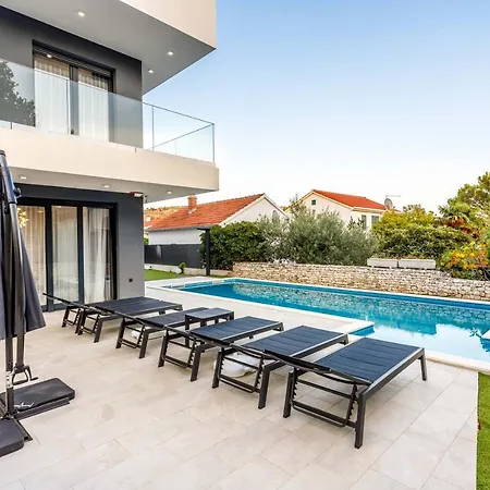 Villa Skyline- Near And Center With Heated Pool *