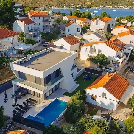 Villa Skyline- Near And Center With Heated Pool