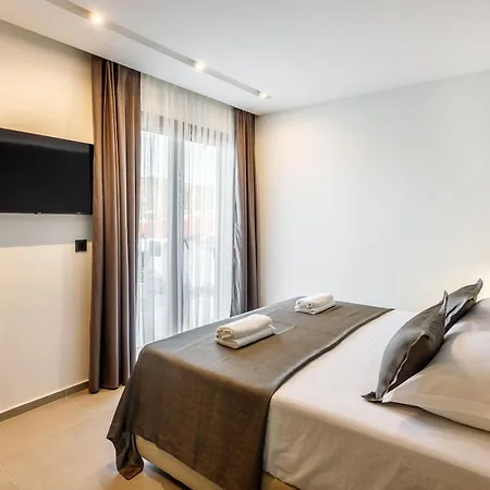 Skyline- Near And Center With Heated Pool Villa