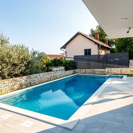 Skyline- Near And Center With Heated Pool *