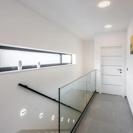 Skyline- Near And Center With Heated Pool *