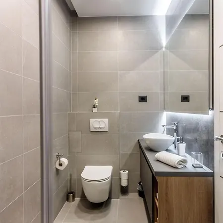 Skyline- Near And Center With Heated Pool *