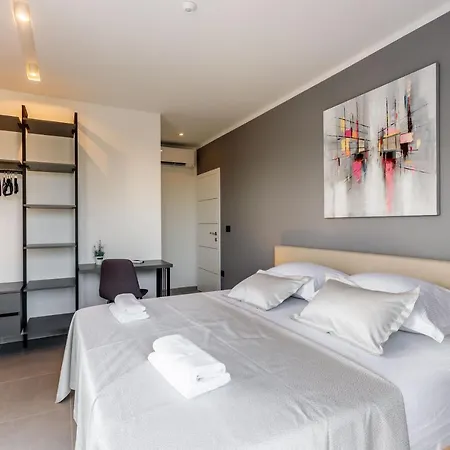 Skyline- Near And Center With Heated Pool *