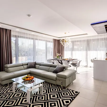 Skyline- Near And Center With Heated Pool