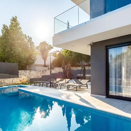 Skyline- Near And Center With Heated Pool *