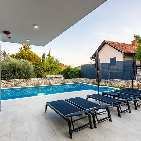 Villa Skyline- Near And Center With Heated Pool *