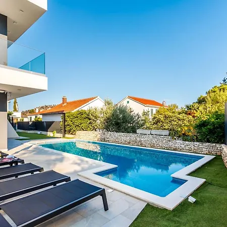 Skyline- Near And Center With Heated Pool Villa *