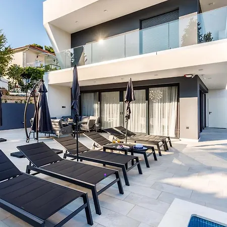 Skyline- Near And Center With Heated Pool Villa