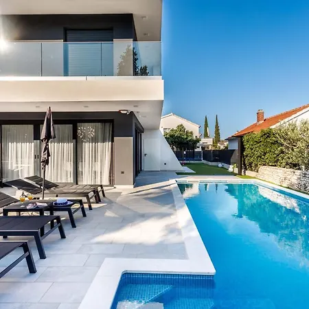 Villa Skyline- Near And Center With Heated Pool Rogoznica (Sibenik-Knin)