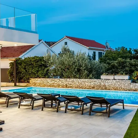 Villa Skyline- Near And Center With Heated Pool *