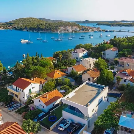 Skyline- Near And Center With Heated Pool Vila *