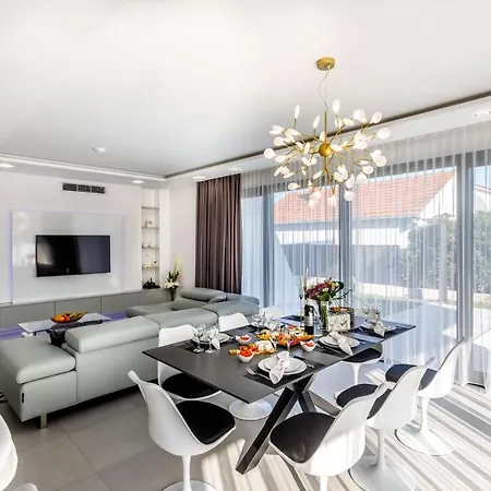 Skyline- Near And Center With Heated Pool 빌라