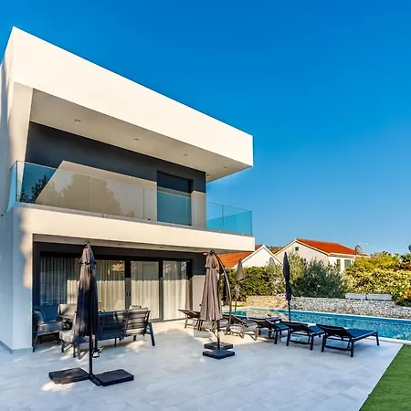 Villa Skyline- Near And Center With Heated Pool *