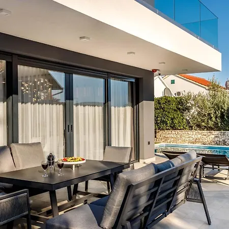 Villa Skyline- Near And Center With Heated Pool