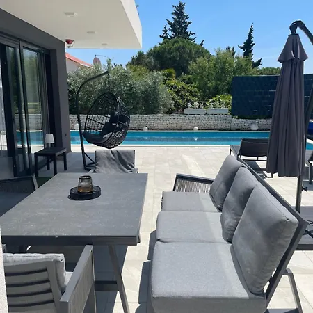 Villa Skyline- Near And Center With Heated Pool *