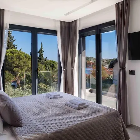 Skyline- Near And Center With Heated Pool *