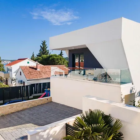 Villa Skyline- Near And Center With Heated Pool