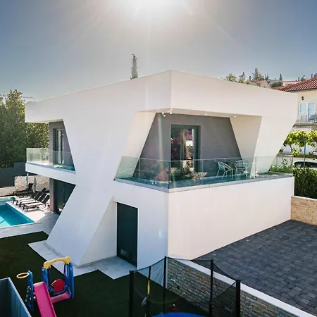 Skyline- Near And Center With Heated Pool Villa *