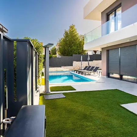 Skyline- Near And Center With Heated Pool *