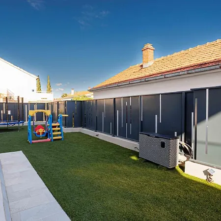 Villa Skyline- Near And Center With Heated Pool