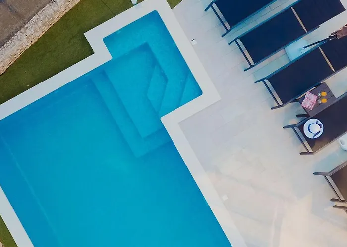 Villa Skyline- Near And Center With Heated Pool