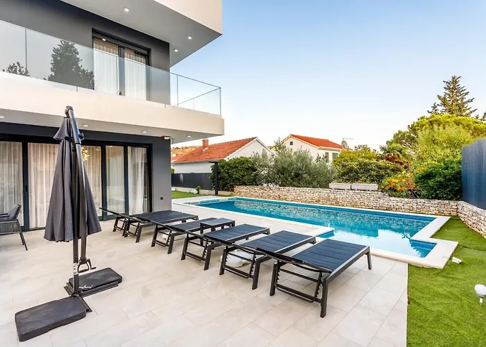 Villa Skyline- Near And Center With Heated Pool *