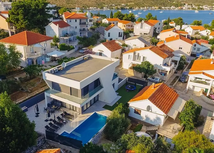 Villa Skyline- Near And Center With Heated Pool