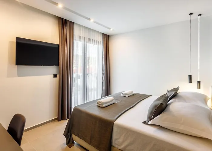 Skyline- Near And Center With Heated Pool Villa