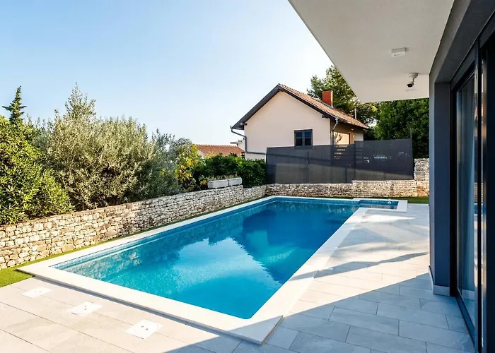 Skyline- Near And Center With Heated Pool *