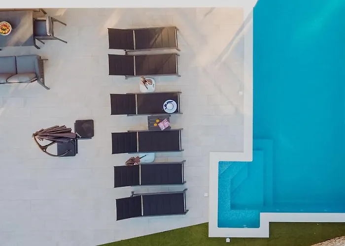 Villa Skyline- Near And Center With Heated Pool *