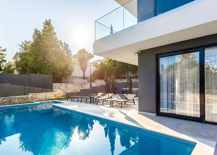 Skyline- Near And Center With Heated Pool *