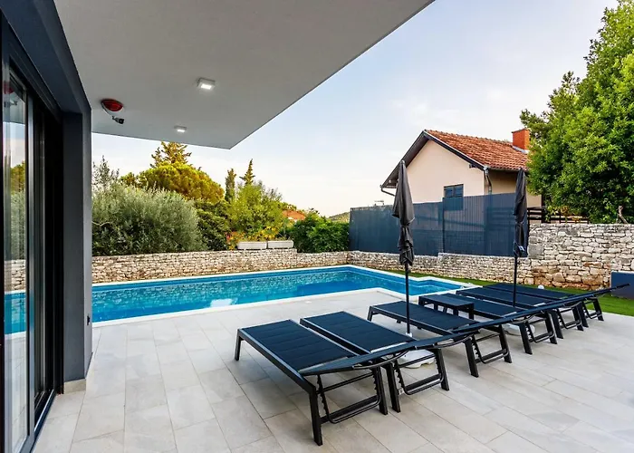 Villa Skyline- Near And Center With Heated Pool *