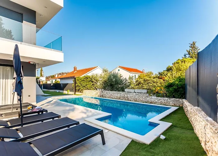 Skyline- Near And Center With Heated Pool Villa *