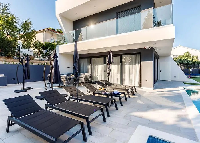 Skyline- Near And Center With Heated Pool Villa