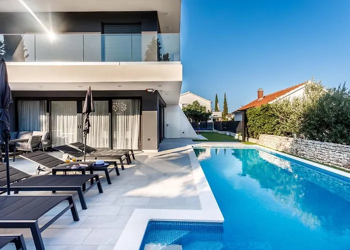 Villa Skyline- Near And Center With Heated Pool Rogoznica (Sibenik-Knin)