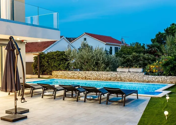 Villa Skyline- Near And Center With Heated Pool *