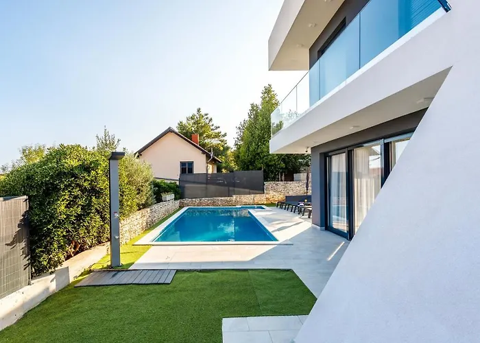 Villa Skyline- Near And Center With Heated Pool Rogoznica (Sibenik-Knin)