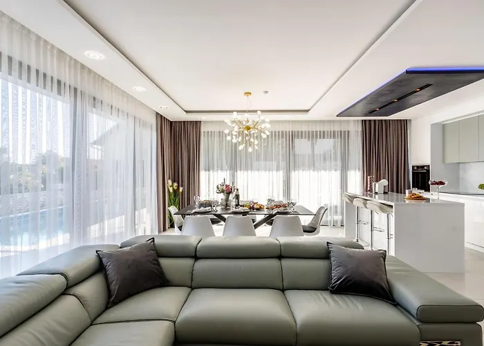 Villa Skyline- Near And Center With Heated Pool Rogoznica (Sibenik-Knin)