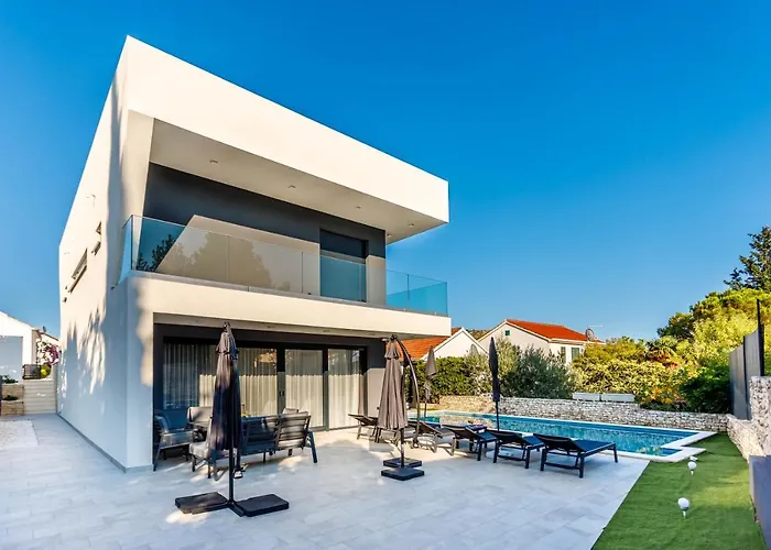 Villa Skyline- Near And Center With Heated Pool *