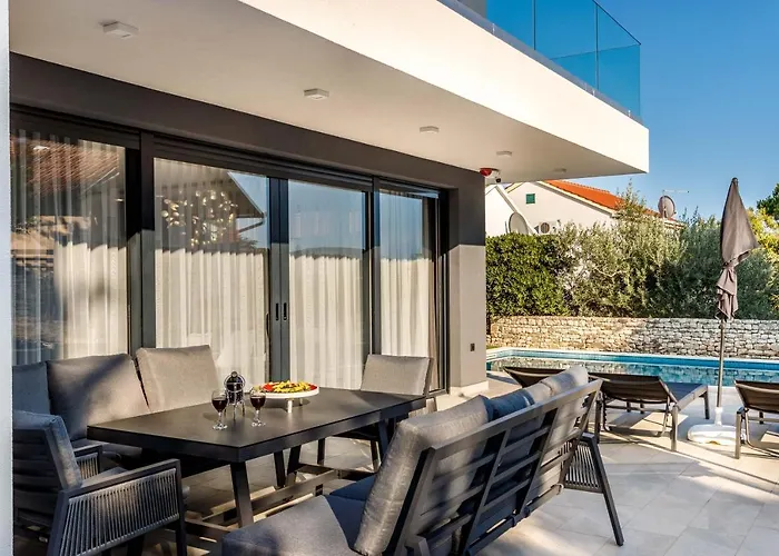 Villa Skyline- Near And Center With Heated Pool