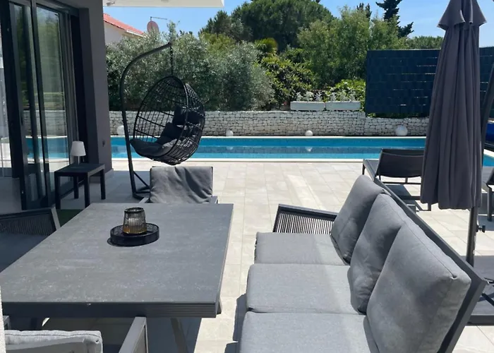 Villa Skyline- Near And Center With Heated Pool *