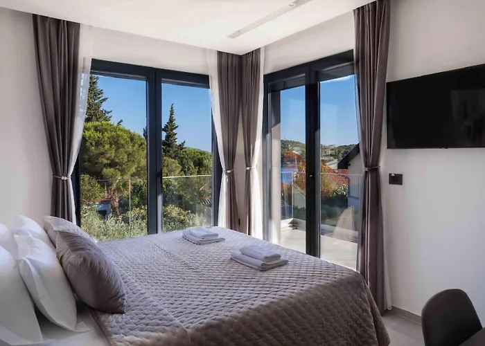 Skyline- Near And Center With Heated Pool *