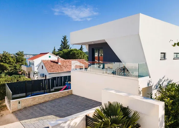 Villa Skyline- Near And Center With Heated Pool